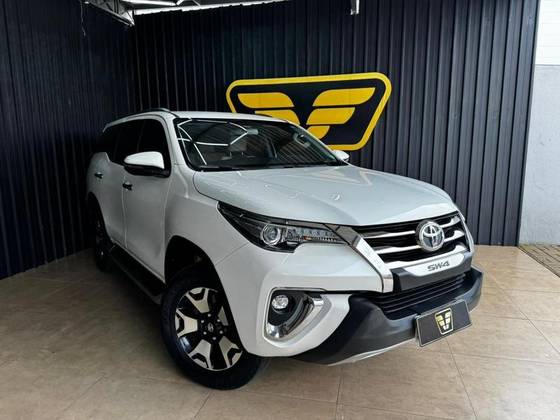 TOYOTA HILUX SW4 2.8 SRX DIAMOND 4X4 7 LUGARES 16V TURBO INTERCOOLER DIESEL 4P AUTOMÁTICO TOYOTA HILUX SW4 2.8 SRX DIAMOND 4X4 7 LUGARES 16V TURBO INTERCOOLER DIESEL 4P AUTOMÁTICO